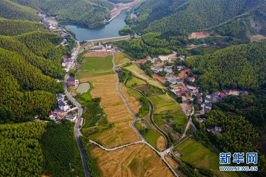 （圖文互動·新華全媒頭條）（6）讓農民致富奔小康的道路越走越寬廣——黨的十八大以來以習近平同志為核心的黨中央關心農村公路發展紀實