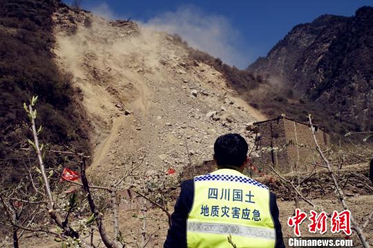 四川汶川龍溪鄉預警山體滑坡415人撤離無人傷亡