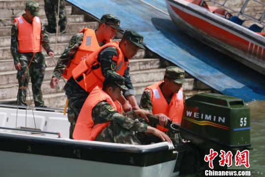 武警黔東南支隊在水上開展救援訓練 黃事成 攝