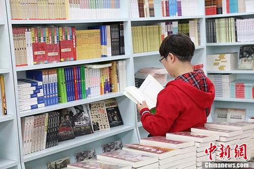 5月9日，一女子在哈爾濱市某書店選購圖書。從5月1日至5月4日，全國32家紙廠宣布漲價，各紙種漲價幅度為每噸100元至300元不等。對此，出版行業業內人士表示“因為紙張價格上漲，直接造成了出版成本的明顯增加，出版行業只能被迫對圖書定價進行調整。”
<a target='_blank' >中新社</a>記者 于琨 攝