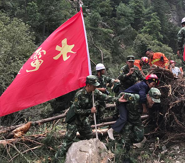 武警部隊救助九寨溝受困群眾（來源：中國軍網）