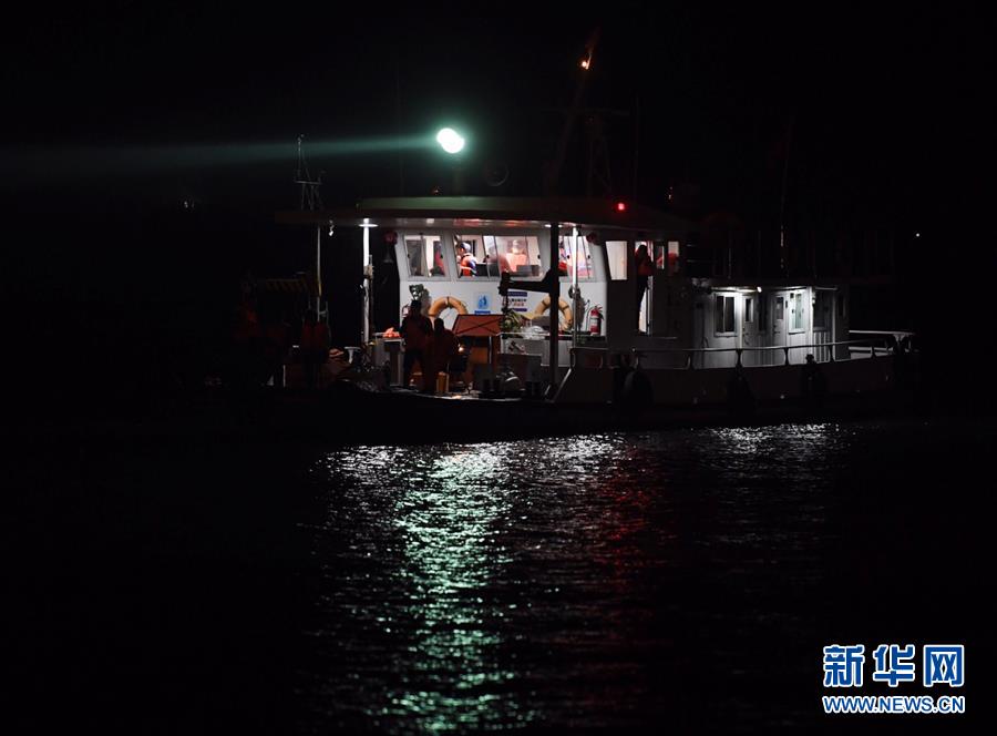 （重慶公交車墜江事故·圖文互動）（2）夜幕降臨，重慶萬州公交客車墜江事故救援工作仍在進行中