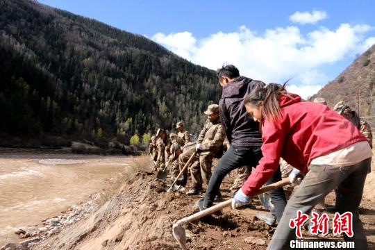 西藏軍區某工化旅為偏遠鄉村修筑道路