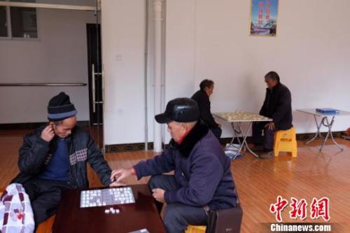 資料圖：老人們在下棋。徐學練 攝。