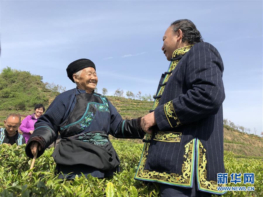 （代表委員履職·圖文互動）尋找綠水青山里拔“窮根”的訣竅——全國人大代表龍獻文履職記