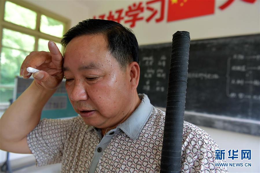 （中國網(wǎng)事·感動2019·圖文互動）（2）鄉(xiāng)村教師高自仁：60多根拐杖，撐起42年教學路