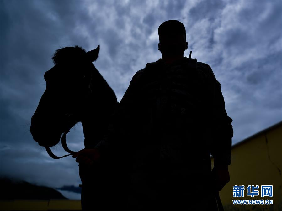 （新華全媒頭條·愛國情 奮斗者·圖文互動）（6）初心不改 紅心向黨——西部戰(zhàn)區(qū)陸軍某旅玉樹獨立騎兵連連長尼都塔生一家四代跟黨走紀(jì)實