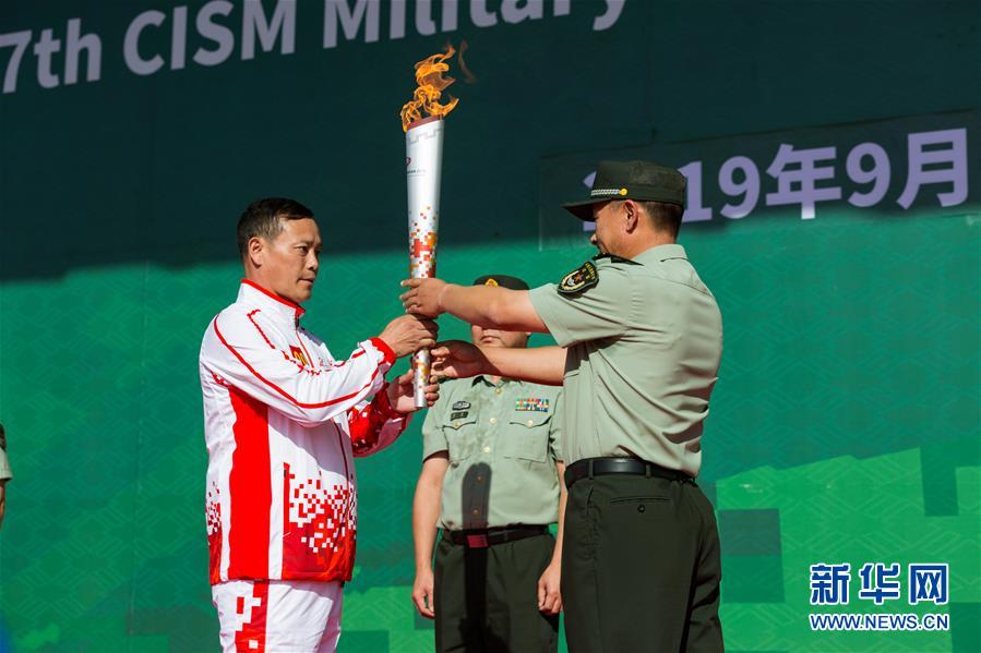 （體育）（1）第七屆世界軍人運動會火炬傳遞活動第二站在“開國大典紅一師”舉行