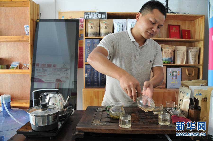 （在習近平新時代中國特色社會主義思想指引下——新時代新作為新篇章·總書記關心的百姓身邊事·圖文互動）（2）手機成為“新農具”　莊戶人變“新店家”——農村電商助力農民豐收