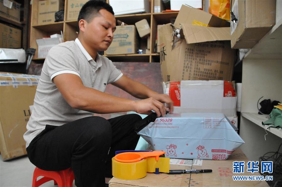 （在習近平新時代中國特色社會主義思想指引下——新時代新作為新篇章·總書記關心的百姓身邊事·圖文互動）（3）手機成為“新農具”　莊戶人變“新店家”——農村電商助力農民豐收