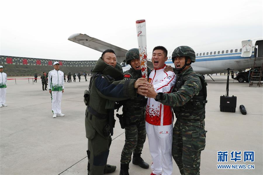 （軍運會·圖文互動）（1）軍運會軍營火炬?zhèn)鬟f活動最后一站武警獵鷹突擊隊站舉行（配本社同題文字稿）