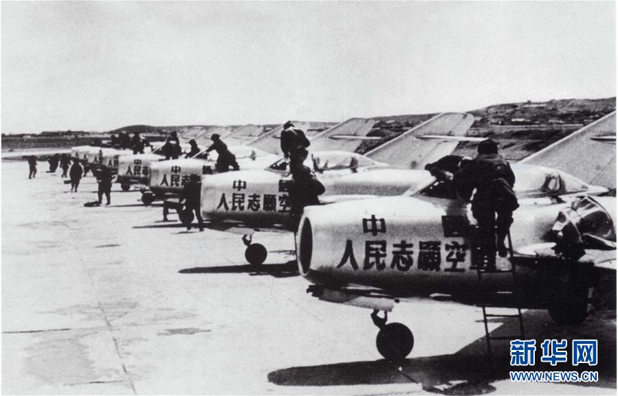 （新華全媒頭條·人民空軍70年·圖文互動）（3）陽光照耀奮飛的航程——黨中央、中央軍委和習主席關心人民空軍建設發展紀實