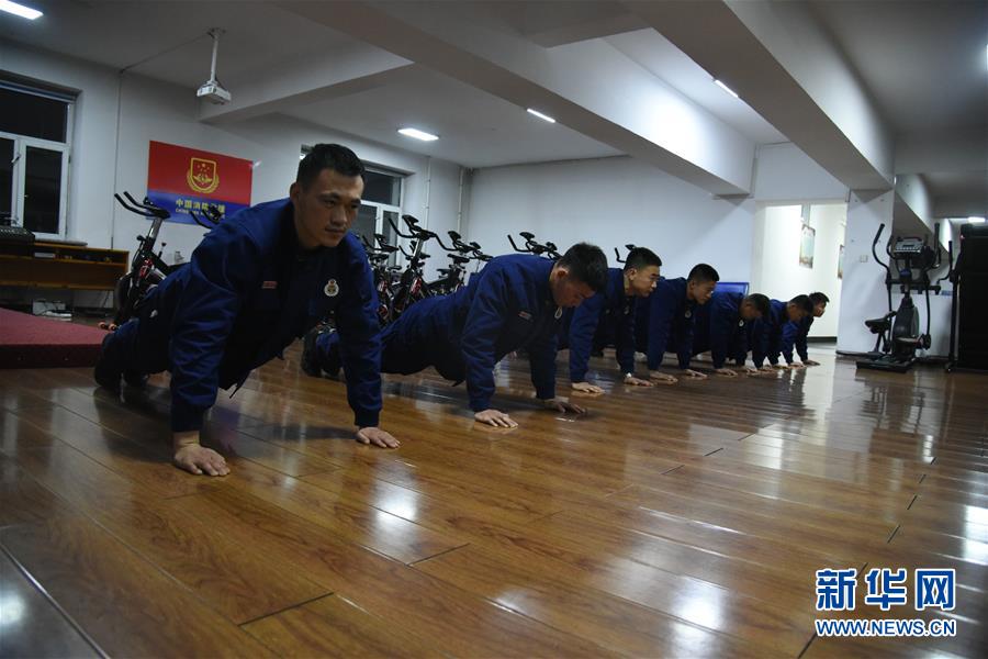 （走基層 聽民聲·圖文互動）（4）皚皚白雪中的一抹“火焰藍”——走近中國最北消防員