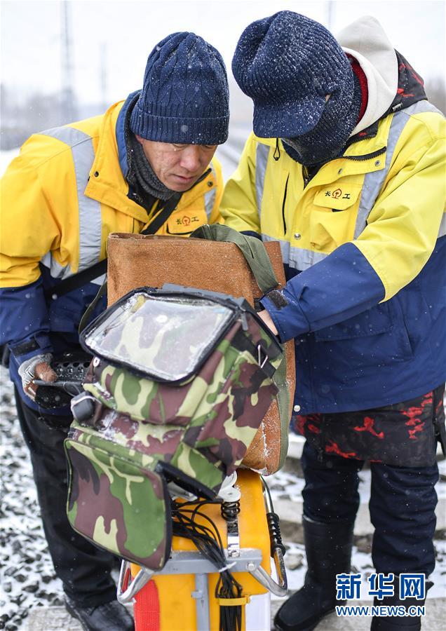 （新春走基層）（4）嚴寒下的“鐵路醫生”：風雪中守護回家路