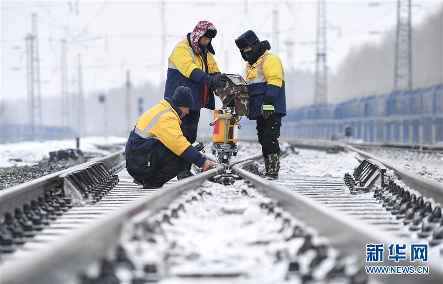 （新春走基層）（6）嚴寒下的“鐵路醫生”：風雪中守護回家路