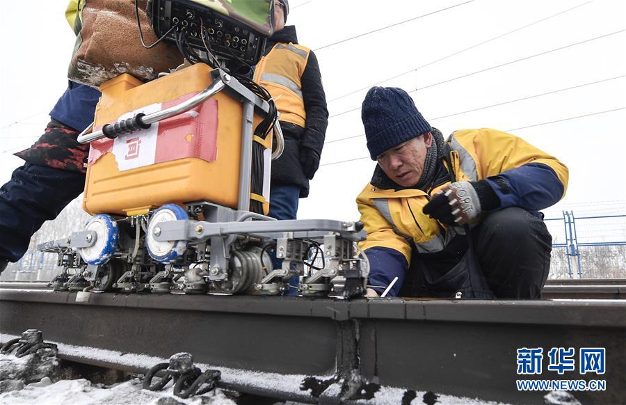 （新春走基層）（11）嚴寒下的“鐵路醫生”：風雪中守護回家路