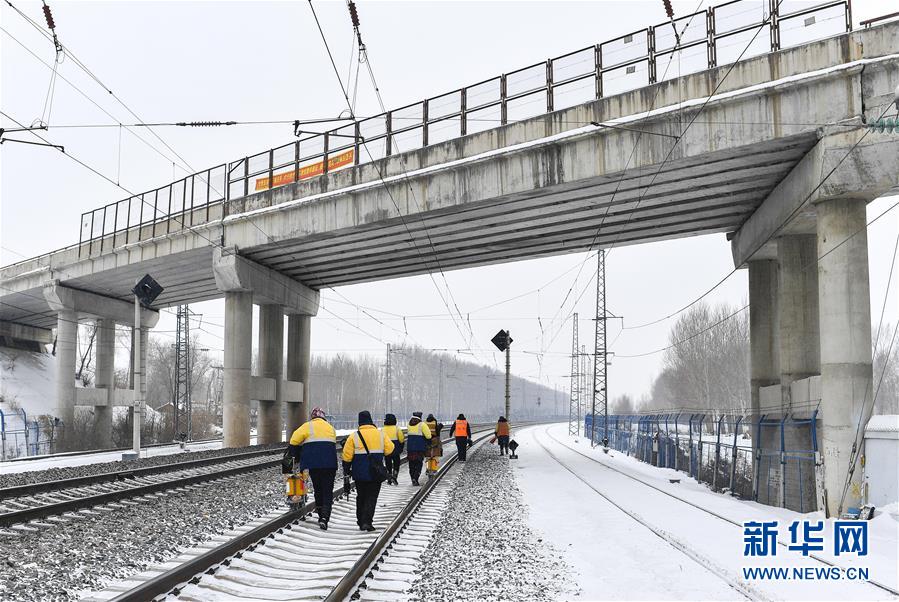 （新春走基層）（12）嚴寒下的“鐵路醫生”：風雪中守護回家路