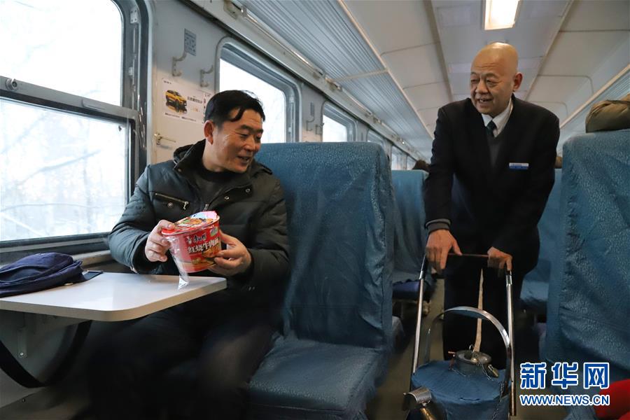 （新春走基層·圖文互動）（1）小康路上，與“小慢車”同行——長白山區綠皮火車二三事