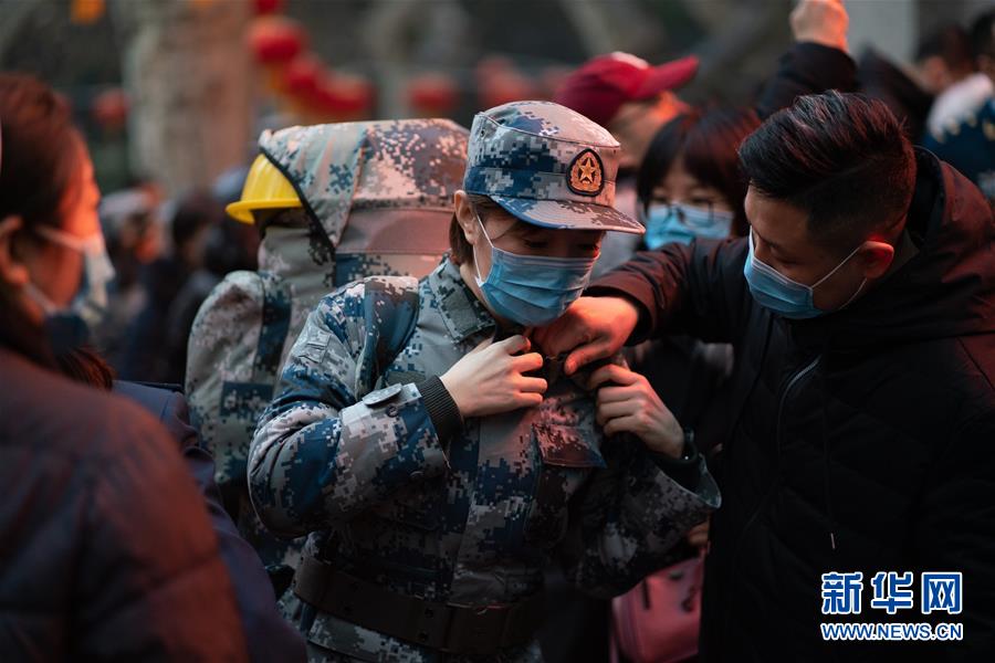 （新型肺炎疫情防控·圖文互動）（1）除夕夜，他們這樣出征——空軍軍醫大學醫療隊出征武漢疫區見聞