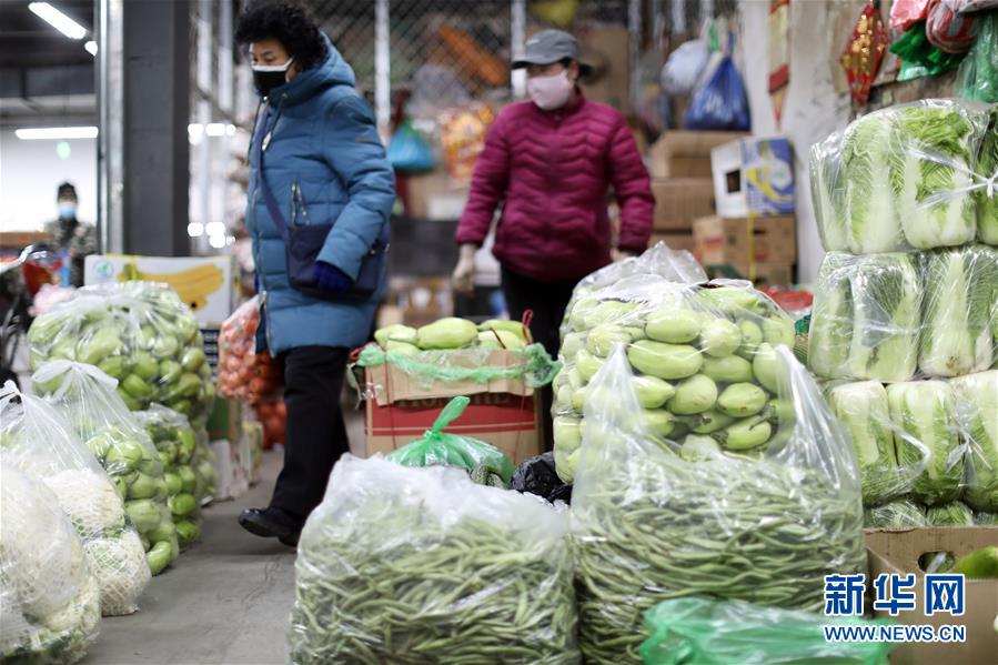 （聚焦疫情防控·圖文互動）（1）特寫：蔬菜批發市場里感受“春”意