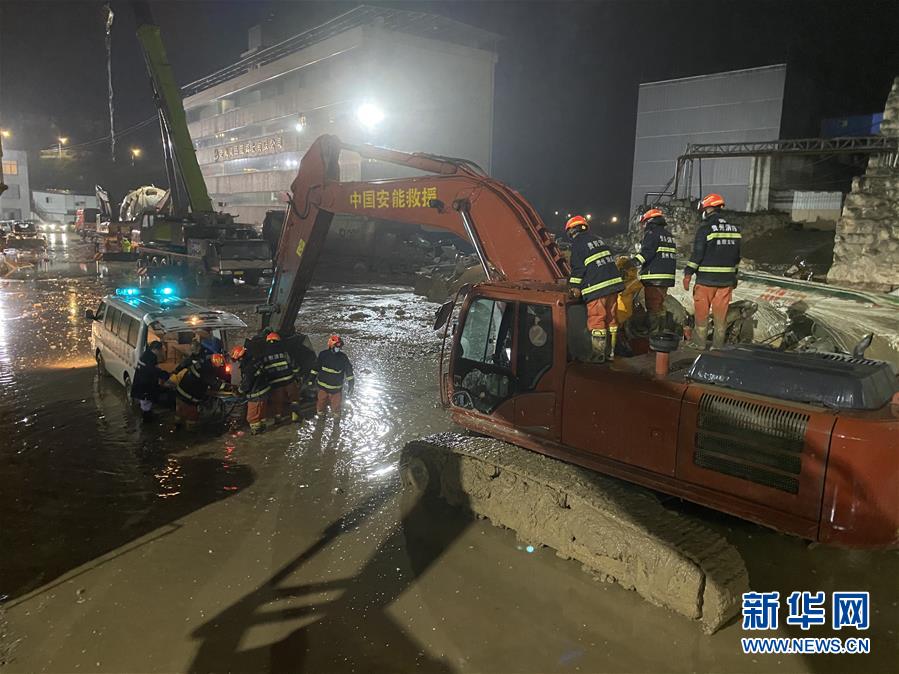 （新華網）（1）貴陽混凝土公司滑塌事故：搜救出9人中4人無生命體征 失聯3人還在持續搜救