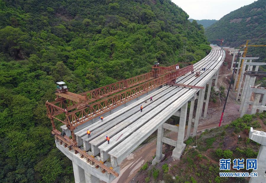 （經濟）（3）昆楚高速公路岔河特大橋架梁忙