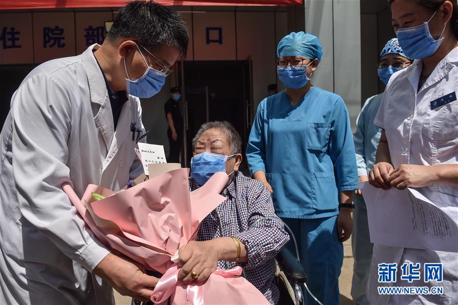 （新華全媒頭條·圖文互動）（1）“始終把人民群眾生命安全和身體健康放在第一位”——中國抗疫彰顯“生命至上、人民至上”理念