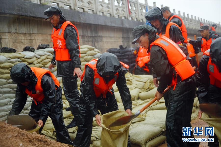 （防汛抗洪·圖文互動）（1）洪水不退，子弟兵誓死不退——解放軍和武警部隊官兵參與洪澇災害搶險救援記事