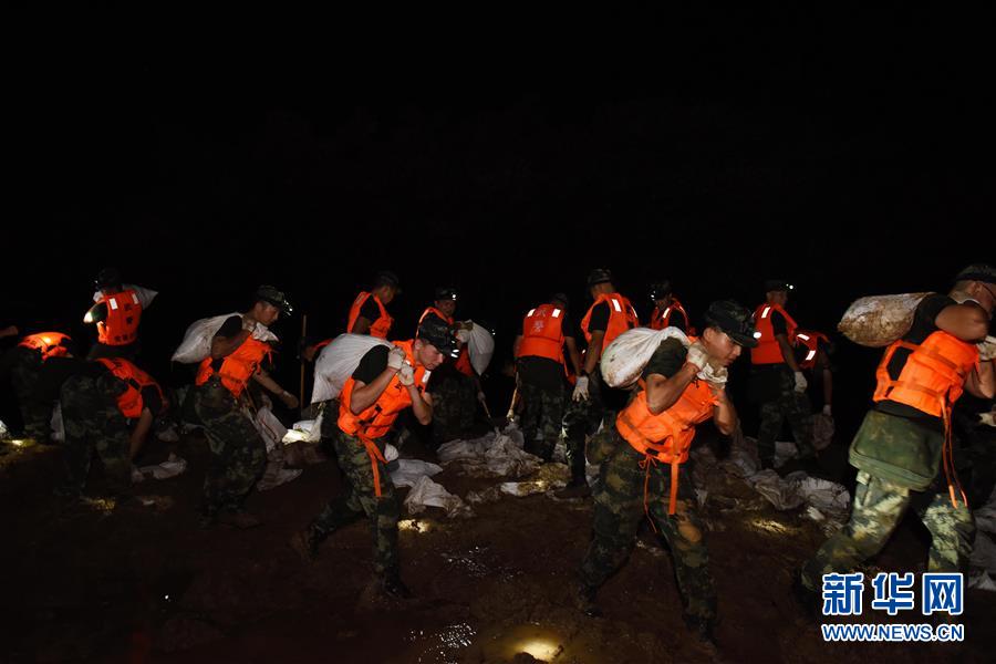 （防汛抗洪·圖文互動）（7）洪水不退，子弟兵誓死不退——解放軍和武警部隊官兵參與洪澇災害搶險救援記事