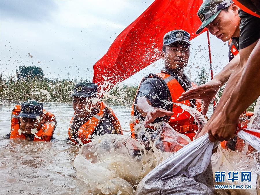 （防汛抗洪·圖文互動）（9）洪水不退，子弟兵誓死不退——解放軍和武警部隊官兵參與洪澇災害搶險救援記事