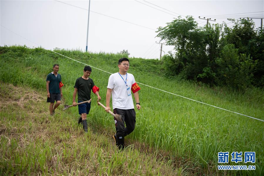 （防汛抗洪·圖文互動）（3）在大堤上成長，為人民守護——洪水中的青年“生力軍”