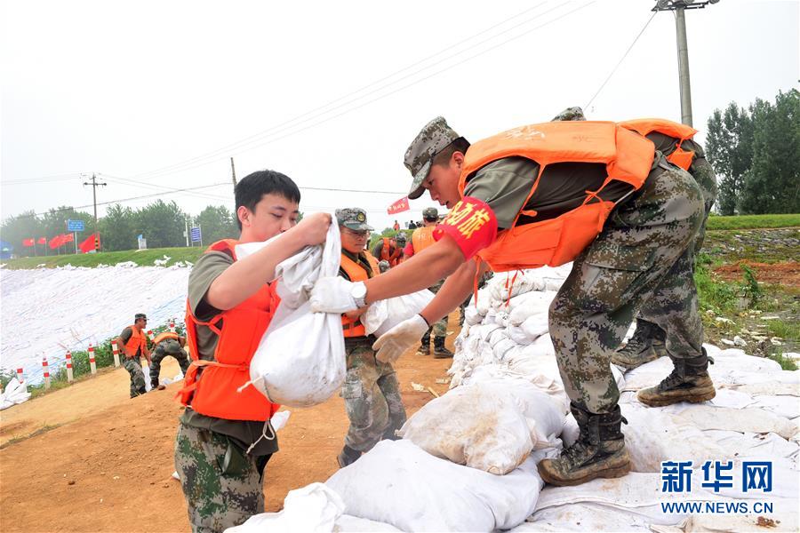 （防汛抗洪·圖文互動）（2）我們永遠是“兩不怕”精神傳人——陸軍第71集團軍200余名退伍老兵主動歸隊戰洪魔