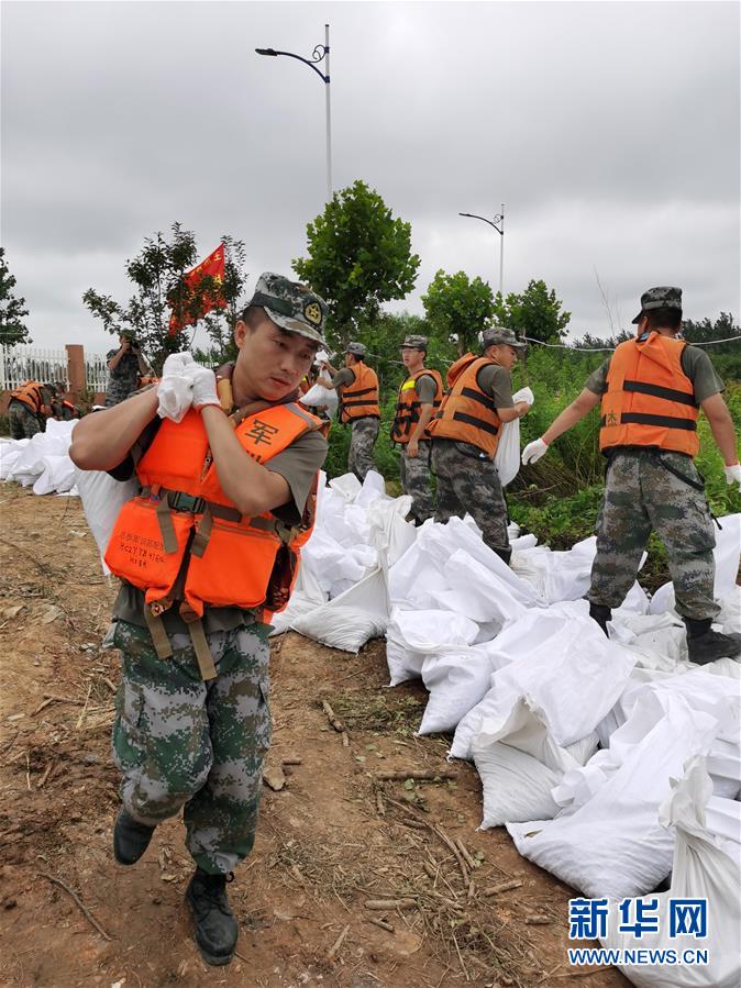 （防汛抗洪·圖文互動）（3）我們永遠是“兩不怕”精神傳人——陸軍第71集團軍200余名退伍老兵主動歸隊戰洪魔