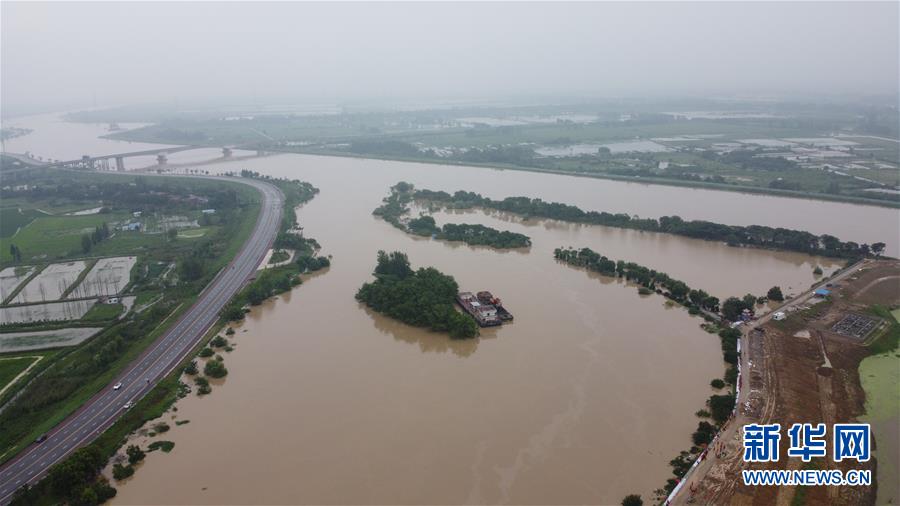 （防汛抗洪·圖文互動(dòng)）（1）洪水來(lái)襲，銅鑼聲在千年古鎮(zhèn)的雨夜響起