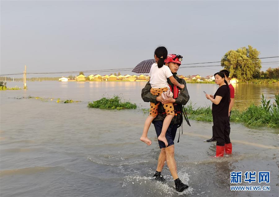 （新華全媒頭條·圖文互動）（2）青春出列——暴雨洪峰中的熱血成人禮