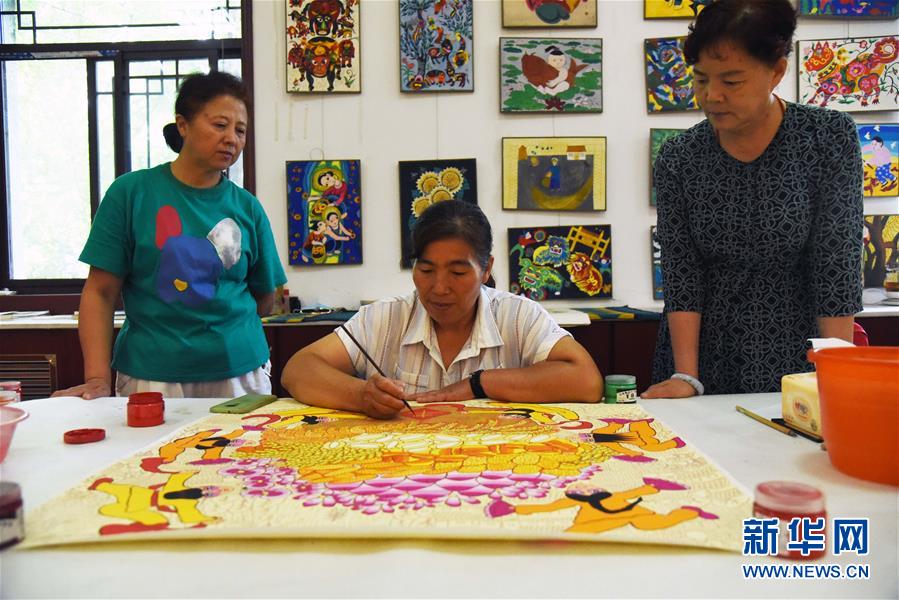 (走向我們的小康生活·圖文互動)(1)放下鋤頭拿畫筆——山東青州農民畫繪出美好新生活