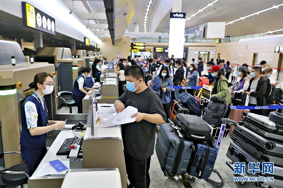 （圖文互動）（1）國內航空公司執飛的首條國際復學包機航線在渝啟航