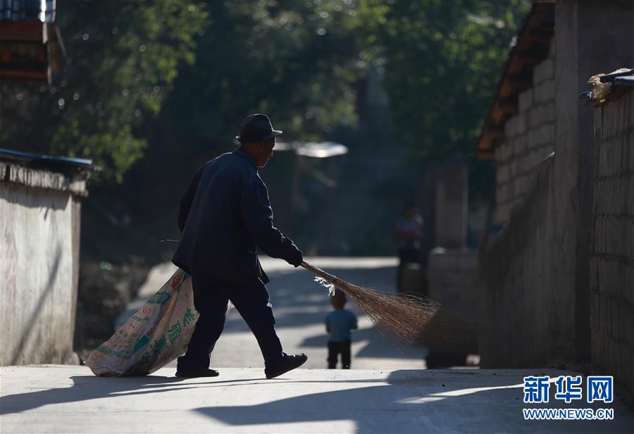 （代表委員履職）（10）全國人大代表吉克石烏：創建“四好”挑起脫貧大梁