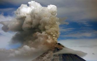 菲律賓馬榮火山持續噴發