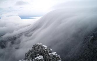 江西廬山雪后現罕見壯觀瀑布云