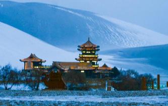 古郡敦煌迎新年初雪 雪漠風(fēng)光引游人