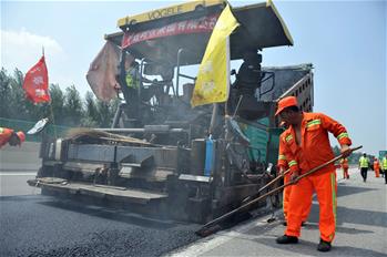 烈日下的公路“醫生”