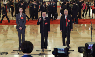 魏秋月、孟廣祿、薛晨陽代表接受采訪