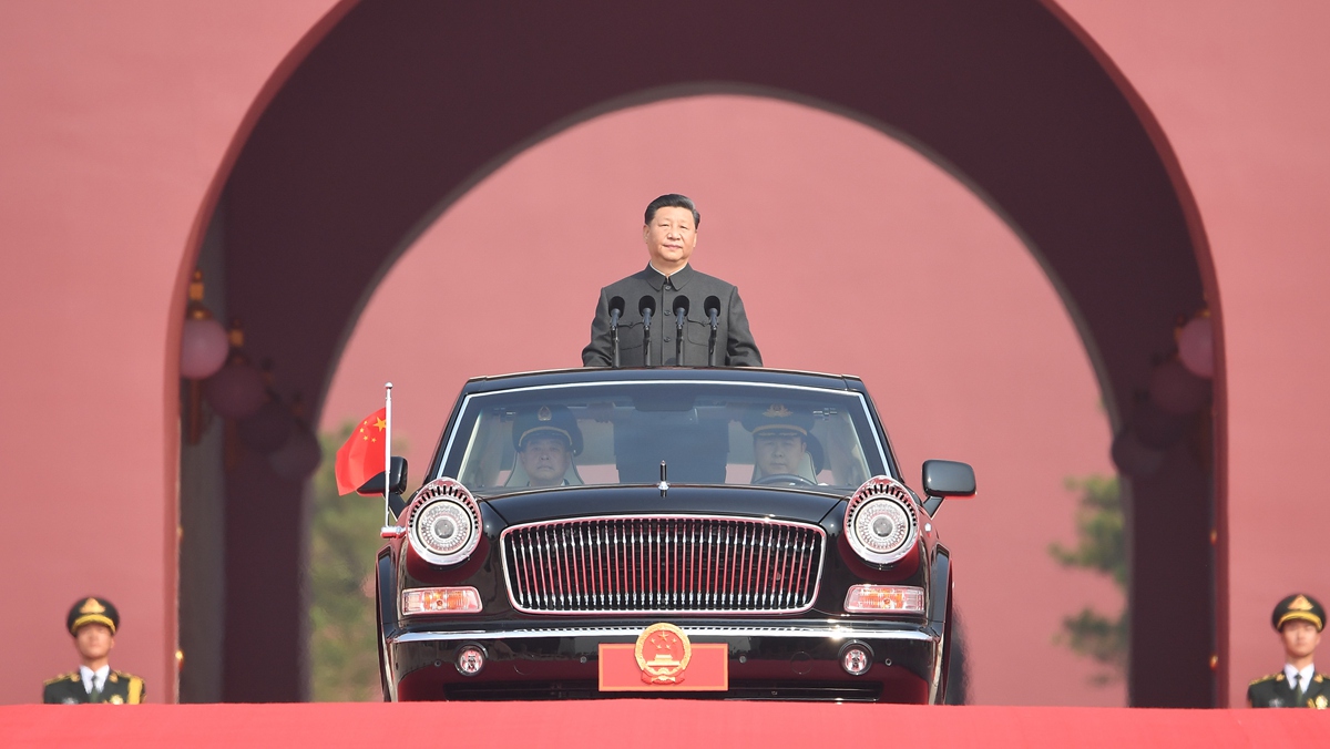 習近平乘坐檢閱車，經過金水橋，駛上長安街