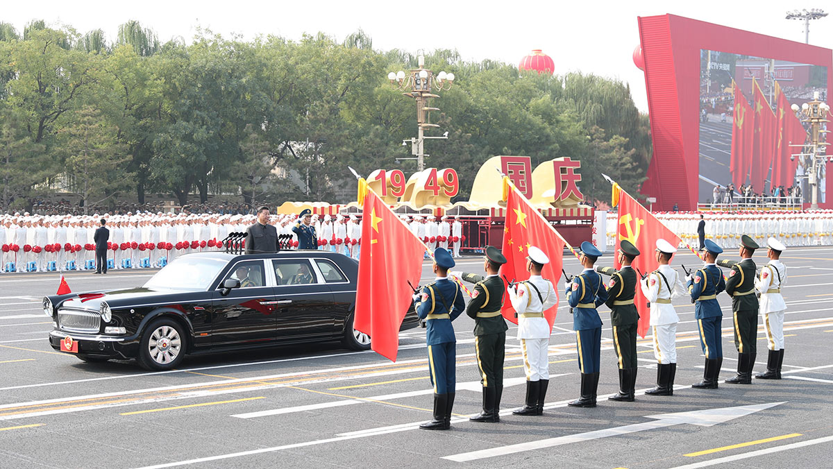 習近平驅車行進至黨旗、國旗、軍旗前，向旗幟行注目禮