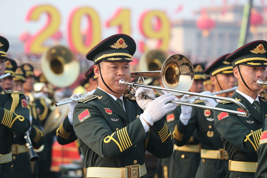 解放軍聯合軍樂團在廣場就位后進行準備工作和試奏。據了解，解放軍聯合軍樂團此次演奏是從開國大典至今歷次閱兵以來演奏曲目最多的一次，不少曲目是為此次閱兵量身打造的全新作品，此次也是歷次女演奏員最多的一次。