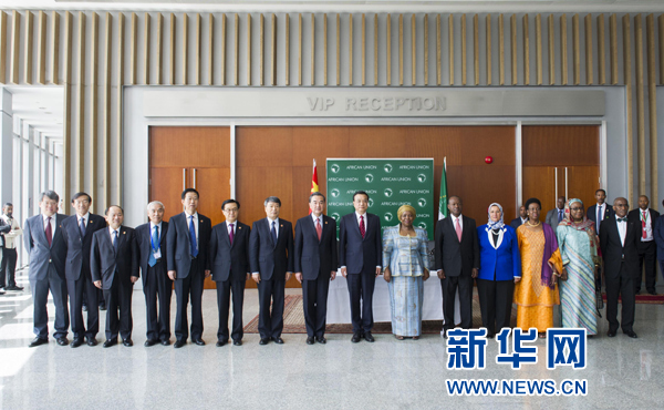 5月5日，中國(guó)國(guó)務(wù)院總理李克強(qiáng)在亞的斯亞貝巴非洲聯(lián)盟總部會(huì)見(jiàn)非盟委員會(huì)主席祖馬。這是會(huì)見(jiàn)后，李克強(qiáng)同祖馬參加集體合影。新華社記者王曄攝