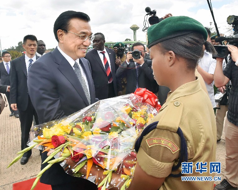 5月11日，中國國務(wù)院總理李克強參觀肯尼亞國家青年服務(wù)隊。這是服務(wù)隊隊員向李克強敬獻鮮花。 新華社記者 李濤 攝