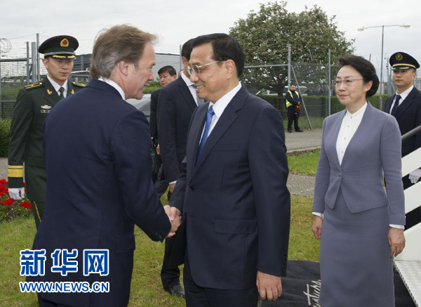 6月16日，應英國首相卡梅倫邀請，國務院總理李克強乘專機抵達倫敦希思羅機場，開始對英國進行正式訪問。李克強總理夫人程虹同機抵達。這是英國政府高級官員到機場迎接李克強總理和夫人。新華社記者 黃敬文 攝