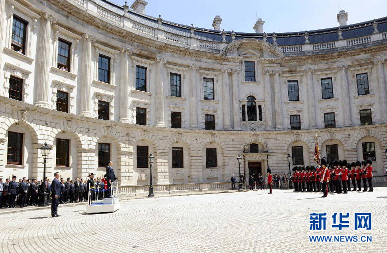 6月17日，中國國務院總理李克強在倫敦唐寧街10號首相府同英國首相卡梅倫舉行中英總理年度會晤。這是會晤前，卡梅倫為李克強舉行隆重的歡迎儀式。新華社記者 張鐸 攝 